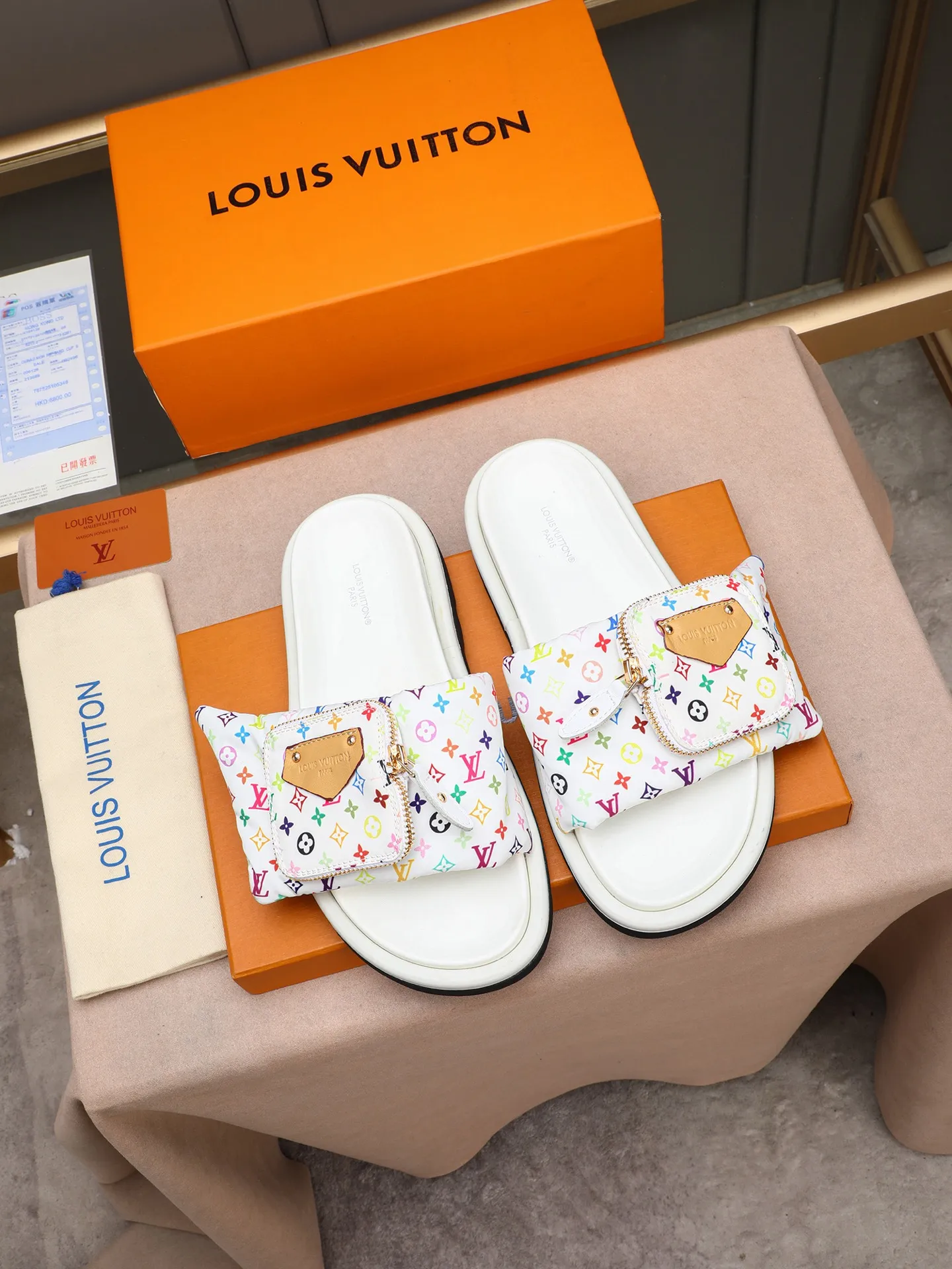 PP400 couple model with drawer box [LOUIS VUITTON] Louis Vuitton, the latest LV official website printed wallet and men's and women's slippers🔥🔥🔥 are now on the market. The drawer box is packed with cloth bags and cards. The upper pattern looks very soft and waxy, and it is a super versatile leg slimming tool. Fabric: Imported denim/down silk cotton embossed, official website pattern printing, lining: water-dyed sheepskin down filling, comfortable to wear, feet: high elastic PU water table. Sole: foam sole, heel height: about 5cm. Size 35-46, 35, 45 and 46 are custom-made and cannot be returned or exchanged. Color: multiple colors available.